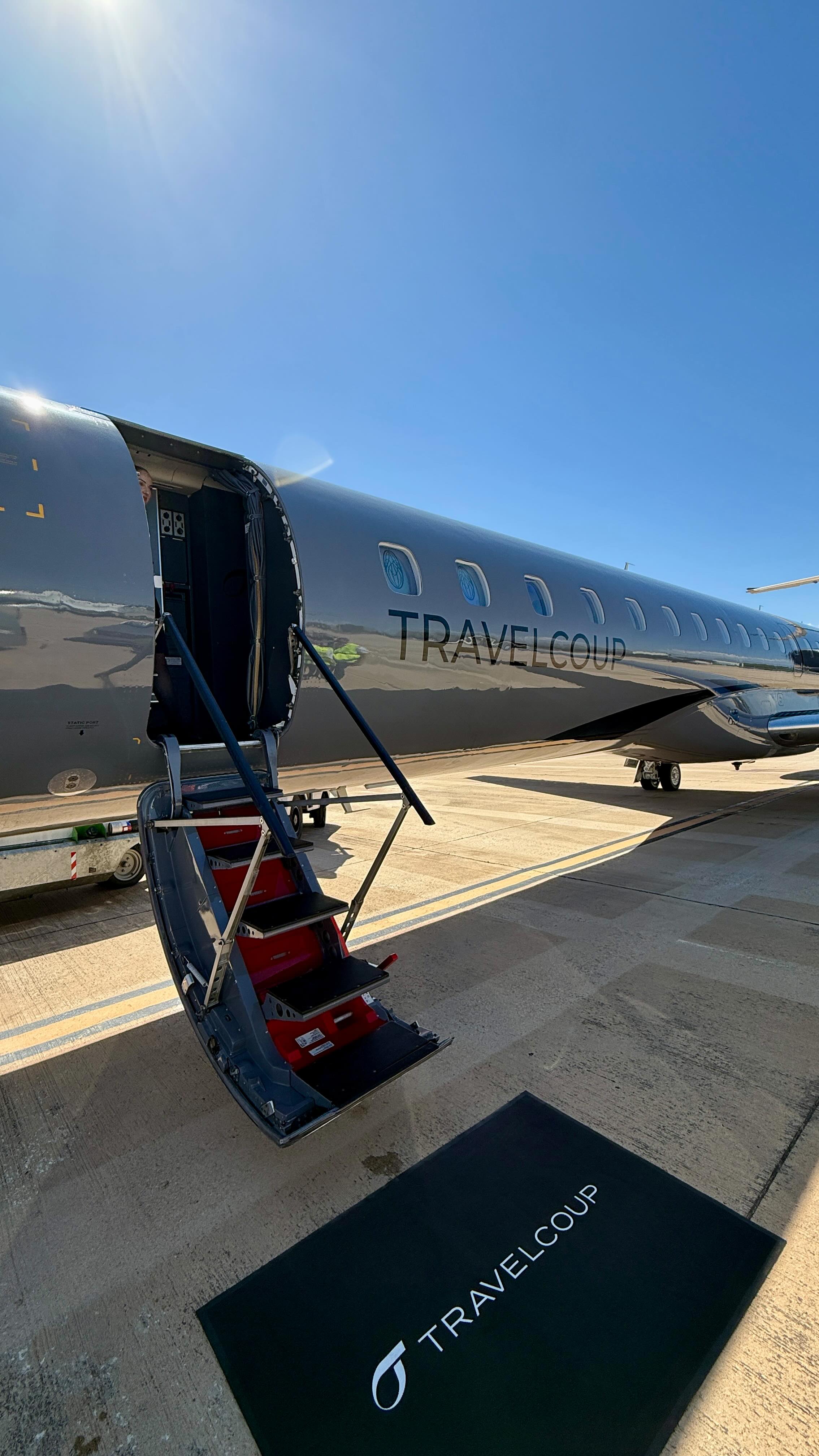 Stell dir vor, du steigst ganz entspannt in einen Semi-Privatjet – keine Menschenmassen, kein Umsteigen,…